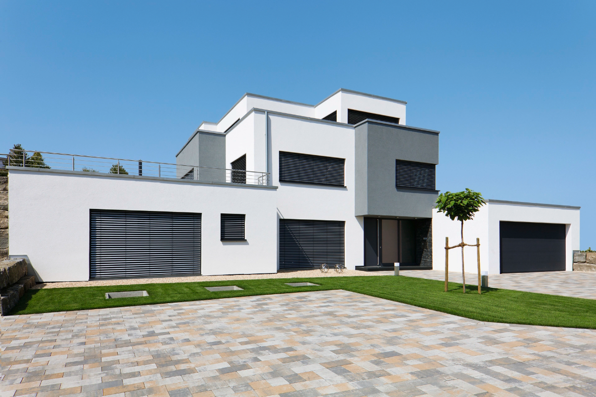 Modernes Einfamilienhaus mit Flachdach und großem Parkplatz