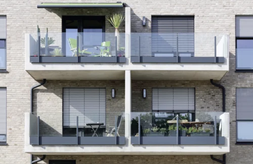 Moderne Balkone mit Glasgeländern an einem Wohngebäude